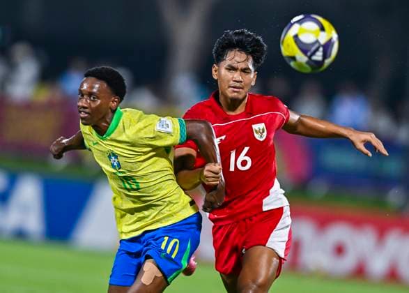 (251108) -- DOHA, Nov. 8, 2025 -- Gabriel Mec (L) of Brazil vies with Muhammad Algazani of Indonesia during the group H match between Brazil and Indonesia of FIFA U17, U 17 World cup Qatar 2025 in Doha, Qatar, on Nov. 7, 2025. (Photo by Xinhua) (SP)QATAR-DOHA-FIFA U17 WORLD CUP 2025-BRAZIL V INDONESIA Nikku 