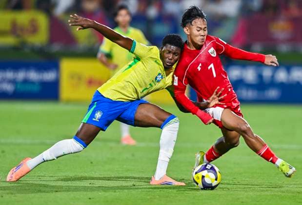 (251108) -- DOHA, Nov. 8, 2025 -- Ruan Pablo (L) of Brazil vies with Zahaby Gholy of Indonesia during the group H match between Brazil and Indonesia of FIFA U17, U 17 World cup Qatar 2025 in Doha, Qatar, on Nov. 7, 2025. (Photo by Xinhua) (SP)QATAR-DOHA-FIFA U17 WORLD CUP 2025-BRAZIL V INDONESIA Nikku 