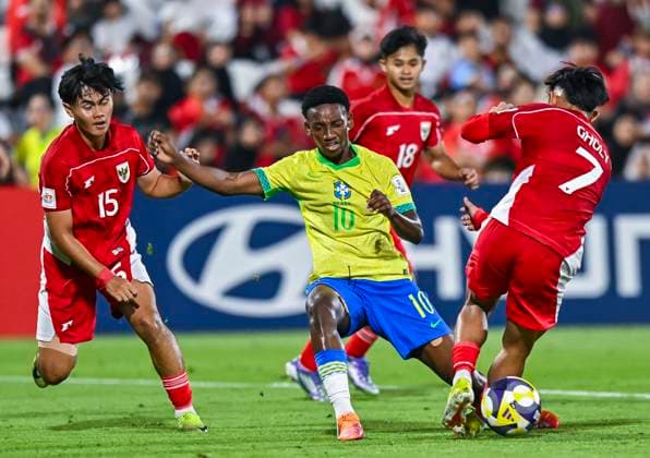 (251108) -- DOHA, Nov. 8, 2025 -- Gabriel Mec (C) of Brazil vies with Ilham Romadhona (1st L) of Indonesia during the group H match between Brazil and Indonesia of FIFA U17, U 17 World cup Qatar 2025 in Doha, Qatar, on Nov. 7, 2025. (Photo by Xinhua) (SP)QATAR-DOHA-FIFA U17 WORLD CUP 2025-BRAZIL V INDONESIA Nikku 