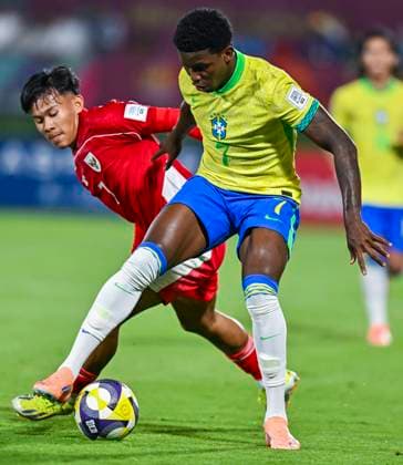 (251108) -- DOHA, Nov. 8, 2025 -- Ruan Pablo (R) of Brazil vies with Zahaby Gholy of Indonesia during the group H match between Brazil and Indonesia of FIFA U17, U 17 World cup Qatar 2025 in Doha, Qatar, on Nov. 7, 2025. (Photo by Xinhua) (SP)QATAR-DOHA-FIFA U17 WORLD CUP 2025-BRAZIL V INDONESIA Nikku 