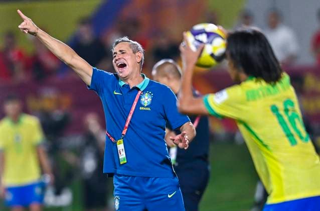 (251108) -- DOHA, Nov. 8, 2025 -- Carlos Patetuci (L), head coach of Brazil, gestures during the group H match between Brazil and Indonesia of FIFA U17, U 17 World cup Qatar 2025 in Doha, Qatar, on Nov. 7, 2025. (Photo by Xinhua) (SP)QATAR-DOHA-FIFA U17 WORLD CUP 2025-BRAZIL V INDONESIA Nikku 