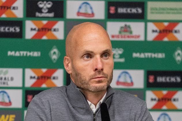 Germany, Soccer, 1 Bundesliga, Matchday 10, 2025 2026, Werder Bremen VfL Wolfsburg on 07 11 in Bremen Weserstadion Paul Simonis Coach VfL Wolfsburg at the PK after the match Copyright: xSvenxHeidmannx