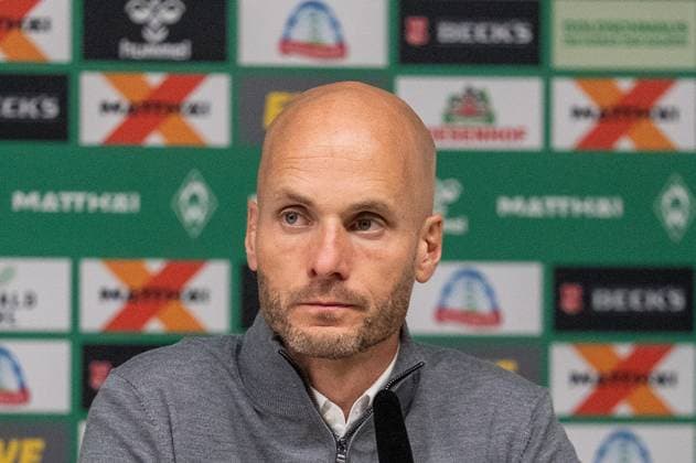 Germany, Soccer, 1 Bundesliga, Matchday 10, 2025 2026, Werder Bremen VfL Wolfsburg on 07 11 in Bremen Weserstadion Paul Simonis Coach VfL Wolfsburg at the PK after the match Copyright: xSvenxHeidmannx