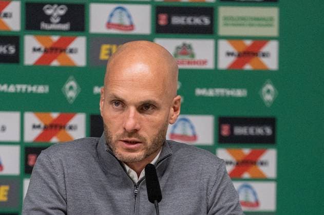 Germany, Soccer, 1 Bundesliga, Matchday 10, 2025 2026, Werder Bremen VfL Wolfsburg on 07 11 in Bremen Weserstadion Paul Simonis Coach VfL Wolfsburg at the PK after the match Copyright: xSvenxHeidmannx