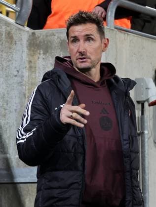 07 11 2025 Soccer Season 2025 2026 2 Soccer Bundesliga 12 Matchday SG Dynamo Dresden SGD 1 FC Nuremberg FCN Club Sportfoto Zink DaMa xdaxmax DFL regulations prohibit any use of photographs as image sequences and or quasi video only for editorial use Miroslav Miro Klose Trainer 1 FC Nuremberg FCN indicates gestures directs gives instructions