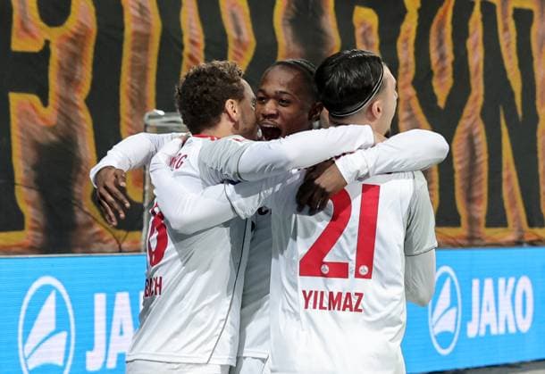 07 11 2025 Soccer Season 2025 2026 2 Soccer Bundesliga 12 Matchday SG Dynamo Dresden SGD 1 FC Nürnberg FCN Club Sportfoto Zink DaMa xdaxmax DFL regulations prohibit any use of photographs as image sequences and or quasi video only for editorial use Jubel Freude Torjubel nach Tor zum 0 1 Rafael Lubach 18, 1 FC Nürnberg FCN und Mannschaft Team jubelt freut sich Torschütze Rafael Lubach 18, 1 FC Nürnberg FCN