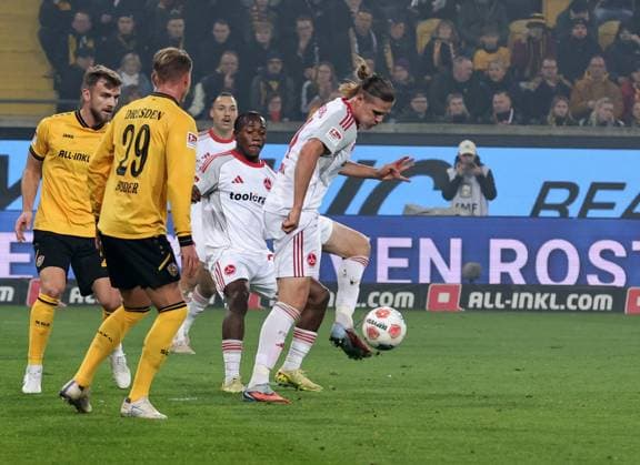 07 11 2025 Soccer Season 2025 2026 2 Soccer Bundesliga 12 Matchday SG Dynamo Dresden SGD 1 FC Nuremberg FCN Club Sportfoto Zink DaMa xdaxmax DFL regulations prohibit any use of photographs as image sequences and or quasi video only for editorial use Artem Stepanov 11, 1 FC Nuremberg FCN nimmt Ball an