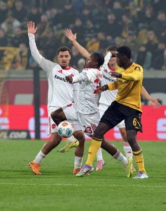 07 11 2025 Soccer Season 2025 2026 2 Soccer Bundesliga 12 Matchday SG Dynamo Dresden SGD 1 FC Nürnberg FCN Club Sportfoto Zink DaMa xdaxmax DFL regulations prohibit any use of photographs as image sequences and or quasi video only for editorial use Rafael Lubach 18, 1 FC Nürnberg FCN Mohamed Ali Zoma 23, 1 FC Nürnberg FCN Kofi Amoako 6, SG Dynamo Dresden SGD