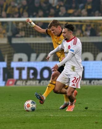 07 11 2025 Soccer Season 2025 2026 2 Soccer Bundesliga 12 Matchday SG Dynamo Dresden SGD 1 FC Nuremberg FCN Club Sportfoto Zink DaMa xdaxmax DFL regulations prohibit any use of photographs as image sequences and or quasi video only for editorial use Christoph Daferner 33, SG Dynamo Dresden SGD Berkay Yilmaz 21, 1 FC Nuremberg FCN