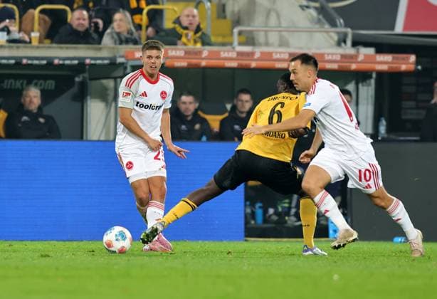 07 11 2025 Soccer Season 2025 2026 2 Soccer Bundesliga 12 Matchday SG Dynamo Dresden SGD 1 FC Nürnberg FCN Club Sportfoto Zink DaMa xdaxmax DFL regulations prohibit any use of photographs as image sequences and or quasi video only for editorial use Finn Ole Becker 25, 1 FC Nürnberg FCN spielt Ball zu Julian Justvan 10, 1 FC Nürnberg FCN ggg Kofi Amoako 6, SG Dynamo Dresden SGD