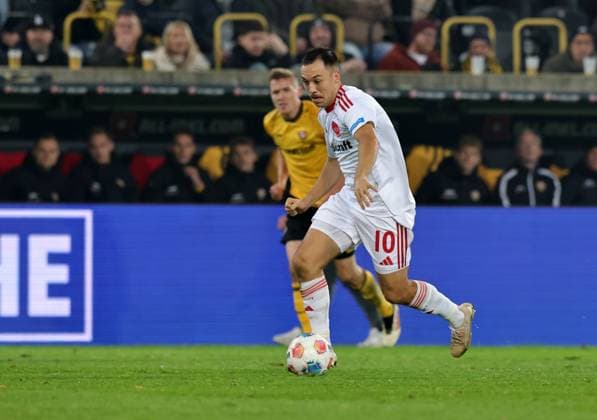 07 11 2025 Soccer season 2025 2026 2 Soccer Bundesliga 12 Matchday SG Dynamo Dresden SGD 1 FC Nuremberg FCN Club Sportfoto Zink DaMa xdaxmax DFL regulations prohibit any use of photographs as image sequences and or quasi video only for editorial use Julian Justvan 10, 1 FC Nuremberg FCN in attack