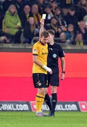 07 11 2025 Soccer Season 2025 2026 2 Soccer Bundesliga 12 Matchday SG Dynamo Dresden SGD 1 FC Nuremberg FCN Club Sportfoto Zink DaMa xdaxmax DFL regulations prohibit any use of photographs as image sequences and or quasi video only for editorial use Christoph Daferner 33, SG Dynamo Dresden SGD sees yellow card yellow from Eric Weisbach Referee