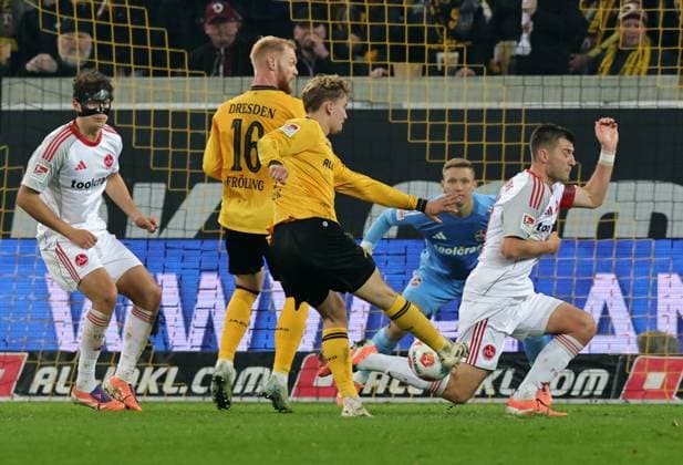 07 11 2025 Soccer Season 2025 2026 2 Soccer Bundesliga 12 Matchday SG Dynamo Dresden SGD 1 FC Nuremberg FCN Club Sportfoto Zink DaMa xdaxmax DFL regulations prohibit any use of photographs as image sequences and or quasi video only for editorial use Tor Treffer Torschuß zum 1 1 Torschütze Dominik Kother 11, SG Dynamo Dresden SGD gg Jan Reichert 1, 1 FC Nuremberg FCN