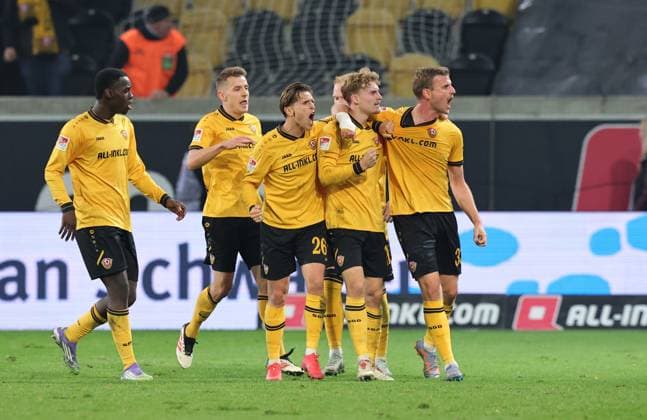 07 11 2025 Soccer Season 2025 2026 2 Soccer Bundesliga 12 Matchday SG Dynamo Dresden SGD 1 FC Nuremberg FCN Club Sportfoto Zink DaMa xdaxmax DFL regulations prohibit any use of photographs as image sequences and or quasi video only for editorial use Jubel Freude Torjubel nach Tor zum 1 1 Dominik Kother 11, SG Dynamo Dresden SGD und Mannschaft Team jubelt freut sich Torschütze Dominik Kother 11, SG Dynamo Dresden SGD