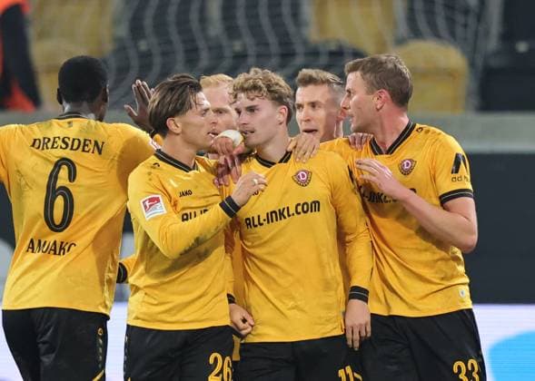 07 11 2025 Soccer Season 2025 2026 2 Soccer Bundesliga 12 Matchday SG Dynamo Dresden SGD 1 FC Nuremberg FCN Club Sportfoto Zink DaMa xdaxmax DFL regulations prohibit any use of photographs as image sequences and or quasi video only for editorial use Jubel Freude Torjubel nach Tor zum 1 1 Dominik Kother 11, SG Dynamo Dresden SGD und Mannschaft Team jubelt freut sich Torschütze Dominik Kother 11, SG Dynamo Dresden SGD