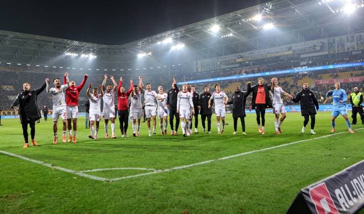 07 11 2025 Soccer Season 2025 2026 2 Soccer Bundesliga 12 Matchday SG Dynamo Dresden SGD 1 FC Nuremberg FCN Club Sportfoto Zink DaMa xdaxmax DFL regulations prohibit any use of photographs as image sequences and or quasi video only for editorial use Jubel Freude nach Spielende Mannschaft Team des FCN mit Jubelkette Jubelwelle vor Clubfan Clubfans FCN Fans Fans