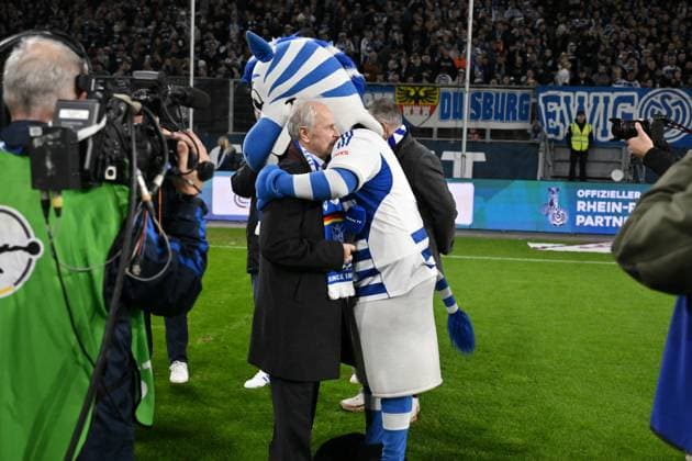 Hug between Ennatz Dietz and zebra mascot ENNATZ Bernard Dietz was named honorary captain of the German national team by the DFB 07 11 2025, Football, 3 Liga, Saison 2025 26, 14 Spieltag, MSV Duisburg SV Waldhof Mannheim 2 1 DFB regulations prohibit any use of photographs as image sequences and or quasi video Duisburg Schauinsland Reisen Arena Nordrhein Westfalen Germany Team2