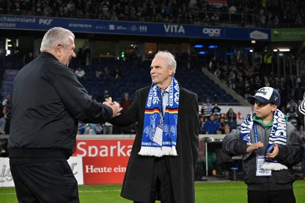 Bernard Dietz was named honorary captain of the German national team by the DFB, left Peter Frymuth DFB Vice President 07 11 2025, Football, 3 Liga, Season 2025 26, 14 Matchday, MSV Duisburg SV Waldhof Mannheim 2 1 DFB regulations prohibit any use of photographs as image sequences and or quasi video Duisburg Schauinsland Reisen Arena Nordrhein Westfalen Germany Team2