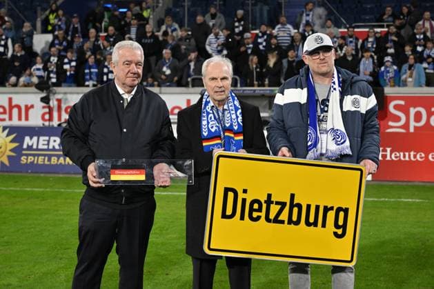 Bernard Dietz was named honorary captain of the German national team by the DFB and was presented with a town sign DIETZBURG, left Peter Frymuth DFB Vice President 07 11 2025, Football, 3 Liga, Season 2025 26, 14 Matchday, MSV Duisburg SV Waldhof Mannheim 2 1 DFB regulations prohibit any use of photographs as image sequences and or quasi video Duisburg Schauinsland Reisen Arena Nordrhein Westfalen Germany Team2