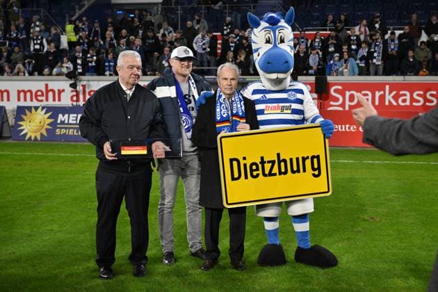 Bernard Dietz was named honorary captain of the German national team by the DFB, from left , Peter Frymuth DFB Vice President , Duisburg Mayor Sören Link, Bernard Dietz, Zebra mascot Ennatz 07 11 2025, Football, 3 Liga, Season 2025 26, 14 Matchday, MSV Duisburg SV Waldhof Mannheim 2 1 DFB regulations prohibit any use of photographs as image sequences and or quasi video Duisburg Schauinsland Reisen Arena Nordrhein Westfalen Germany Team2