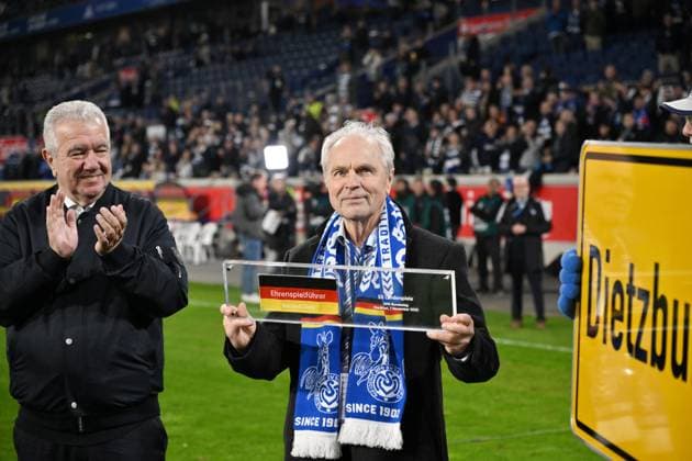 Bernard Dietz was named honorary captain of the German national team by the DFB, left Peter Frymuth DFB Vice President 07 11 2025, Football, 3 Liga, Season 2025 26, 14 Matchday, MSV Duisburg SV Waldhof Mannheim 2 1 DFB regulations prohibit any use of photographs as image sequences and or quasi video Duisburg Schauinsland Reisen Arena Nordrhein Westfalen Germany Team2