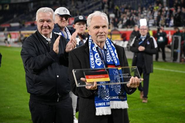 Bernard Dietz was named honorary captain of the German national team by the DFB, left Peter Frymuth DFB Vice President 07 11 2025, Football, 3 Liga, Season 2025 26, 14 Matchday, MSV Duisburg SV Waldhof Mannheim 2 1 DFB regulations prohibit any use of photographs as image sequences and or quasi video Duisburg Schauinsland Reisen Arena Nordrhein Westfalen Germany Team2