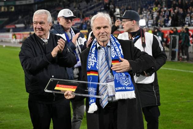 Bernard Dietz was named honorary captain of the German national team by the DFB, left Peter Frymuth DFB Vice President 07 11 2025, Football, 3 Liga, Season 2025 26, 14 Matchday, MSV Duisburg SV Waldhof Mannheim 2 1 DFB regulations prohibit any use of photographs as image sequences and or quasi video Duisburg Schauinsland Reisen Arena Nordrhein Westfalen Germany Team2