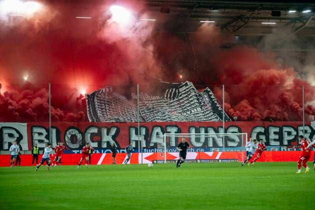 Regionalliga Nordost season 25 26 Hallescher FC vs SV Babelsberg 03 Halle, Germany 07 Novermber 2025 In the picture fan block Hallescher FC fire, smoke, Bengali, Bengalis, Bengal fire, ignite, ignite fireworks, smoke bomb, Halle Saale Leuna Chemie Stadion Sachsen Anhalt Germany