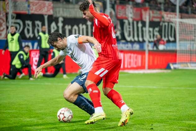 Regionalliga Nordost Season 25 26 Hallescher FC vs SV Babelsberg 03 Halle, Germany 07 Novermber 2025 In the picture from left in a duel Philipp Zeiger Babelsberg and Malek Fakhro Halle Halle Saale Leuna Chemie Stadion Sachsen Anhalt Germany