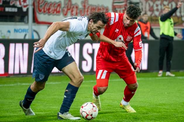Regionalliga Nordost Season 25 26 Hallescher FC vs SV Babelsberg 03 Halle, Germany 07 Novermber 2025 In the picture from left in a duel Philipp Zeiger Babelsberg and Malek Fakhro Halle Halle Saale Leuna Chemie Stadion Sachsen Anhalt Germany