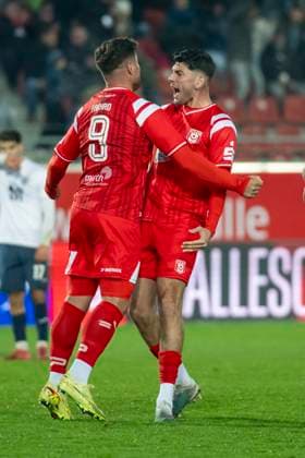 Regionalliga Nordost Season 25 26 Hallescher FC vs SV Babelsberg 03 Halle, Germany 07 Novermber 2025 In the picture from left Malek Fakhro Halle makes the goal to 2 2 and Burim Halili Halle Halle Saale Leuna Chemie Stadion Sachsen Anhalt Germany
