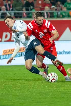 Regionalliga Nordost Season 25 26 Hallescher FC vs SV Babelsberg 03 Halle, Germany 07 Novermber 2025 In the picture from left in a duel Nils Schätzle Schaetzle Babelsberg and Pascal Schmedemann Halle Halle Saale Leuna Chemie Stadion Sachsen Anhalt Germany