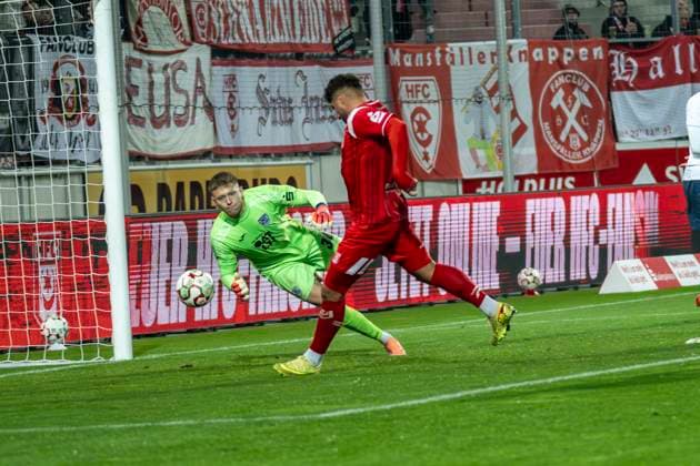 Regionalliga Nordost Season 25 26 Hallescher FC vs SV Babelsberg 03 Halle, Germany 07 Novermber 2025 In the picture from left goalkeeper Yannic Stein Babelsberg and Malek Fakhro Halle makes the goal to 2 2 Halle Saale Leuna Chemie Stadion Sachsen Anhalt Germany