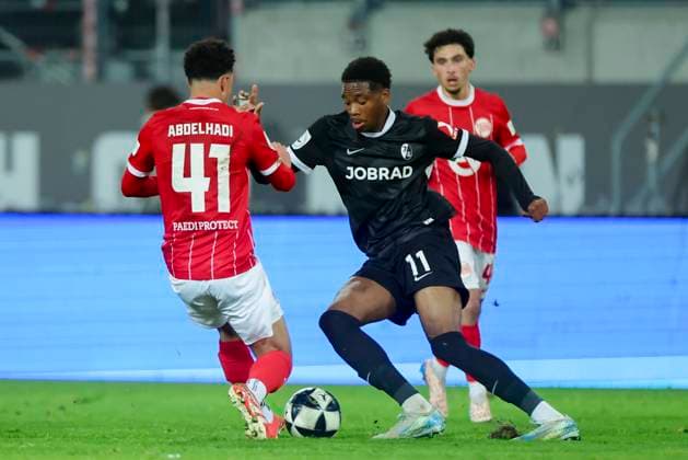 Mohamadaziz Abdelhadi (Kickers Offenbach) und David Amegnaglo (SC Freiburg II) kaempfen um den Ball, Regionalliga Suedwest, Kickers Offenbach v SC Freiburg II, Stadion am Bieberer Berg am 07. November 2025 in Offenbach, Deutschland. (Foto von Marco Steinbrenner DeFodi Images) Mohamadaziz Abdelhadi (Kickers Offenbach) und David Amegnaglo (SC Freiburg II) battle for the ball, Regionalliga Suedwest, Kickers Offenbach v SC Freiburg II, Stadion am Bieberer Berg, November 7, 2025 in Offenbach, Germany. (Photo by Marco Steinbrenner DeFodi Images) DFB DFL REGULATIONS PROHIBIT ANY USE OF PHOTOGRAPHS AS IMAGE SEQUENCES AND OR QUASI-VIDEO. Mohamadaziz Abdelhadi Kickers Offenbach and David Amegnaglo SC Freiburg II battle for the ball, Regionalliga Suedwest, Kickers Offenbach v SC Freiburg II, Stadion am Bieberer Berg, November 07, 2025 in Offenbach, Germany Photo by Marco Steinbrenner DeFodi Images Mohamadaziz Abdelhadi Kickers Offenbach and David Amegnaglo SC Freiburg II battle for the ball, Regionalliga Suedwest, Kickers Offenbach v SC Freiburg II, Stadion am Bieberer Berg, November 7, 2025 in Offenbach, Germany Photo by Marco Steinbrenner DeFodi Images DFB DFL REGULATIONS PROHIBIT ANY USE OF PHOTOGRAPHS AS IMAGE SEQUENCES AND OR QUASI VIDEO