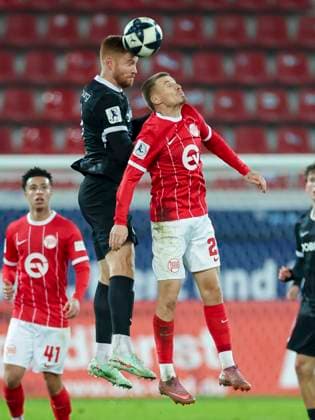 Mathias Fetsch (SC Freiburg II) kontrolliert den Ball, Regionalliga Suedwest, Kickers Offenbach v SC Freiburg II, Stadion am Bieberer Berg am 07. November 2025 in Offenbach, Deutschland. (Foto von Marco Steinbrenner DeFodi Images) Mathias Fetsch (SC Freiburg II) controls the ball, Regionalliga Suedwest, Kickers Offenbach v SC Freiburg II, Stadion am Bieberer Berg, November 7, 2025 in Offenbach, Germany. (Photo by Marco Steinbrenner DeFodi Images) DFB DFL REGULATIONS PROHIBIT ANY USE OF PHOTOGRAPHS AS IMAGE SEQUENCES AND OR QUASI-VIDEO. Mathias Fetsch SC Freiburg II controls the ball, Regionalliga Suedwest, Kickers Offenbach v SC Freiburg II, Stadion am Bieberer Berg, November 7, 2025 in Offenbach, Germany Photo by Marco Steinbrenner DeFodi Images Mathias Fetsch SC Freiburg II controls the ball, Regionalliga Suedwest, Kickers Offenbach v SC Freiburg II, Stadion am Bieberer Berg, November 7, 2025 in Offenbach, Germany Photo by Marco Steinbrenner DeFodi Images DFB DFL REGULATIONS PROHIBIT ANY USE OF PHOTOGRAPHS AS IMAGE SEQUENCES AND OR QUASI VIDEO