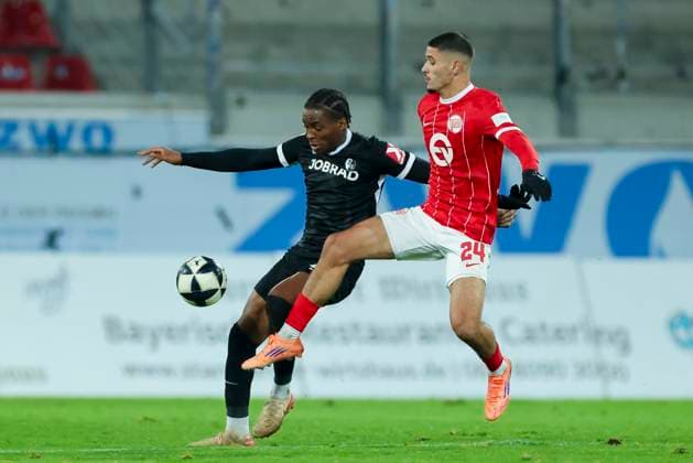 Bruno Ogbus (SC Freiburg II) und Ouassim Karada (Kickers Offenbach) kaempfen um den Ball, Regionalliga Suedwest, Kickers Offenbach v SC Freiburg II, Stadion am Bieberer Berg am 07. November 2025 in Offenbach, Deutschland. (Foto von Marco Steinbrenner DeFodi Images) Bruno Ogbus (SC Freiburg II) und Ouassim Karada (Kickers Offenbach) battle for the ball, Regionalliga Suedwest, Kickers Offenbach v SC Freiburg II, Stadion am Bieberer Berg, November 7, 2025 in Offenbach, Germany. (Photo by Marco Steinbrenner DeFodi Images) DFB DFL REGULATIONS PROHIBIT ANY USE OF PHOTOGRAPHS AS IMAGE SEQUENCES AND OR QUASI-VIDEO. Bruno Ogbus SC Freiburg II and Ouassim Karada Kickers Offenbach battle for the ball, Regionalliga Suedwest, Kickers Offenbach v SC Freiburg II, Stadion am Bieberer Berg, November 7, 2025 in Offenbach, Germany Photo by Marco Steinbrenner DeFodi Images Bruno Ogbus SC Freiburg II and Ouassim Karada Kickers Offenbach battle for the ball, Regionalliga Suedwest, Kickers Offenbach v SC Freiburg II, Stadion am Bieberer Berg, November 7, 2025 in Offenbach, Germany Photo by Marco Steinbrenner DeFodi Images DFB DFL REGULATIONS PROHIBIT ANY USE OF PHOTOGRAPHS AS IMAGE SEQUENCES AND OR QUASI VIDEO