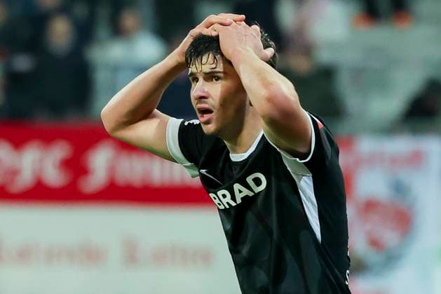 Karl Steinmann (SC Freiburg II) schaut enttaeuscht, Regionalliga Suedwest, Kickers Offenbach v SC Freiburg II, Stadion am Bieberer Berg am 07. November 2025 in Offenbach, Deutschland. (Foto von Marco Steinbrenner DeFodi Images) Karl Steinmann (SC Freiburg II) looks dejected, Regionalliga Suedwest, Kickers Offenbach v SC Freiburg II, Stadion am Bieberer Berg, November 7, 2025 in Offenbach, Germany. (Photo by Marco Steinbrenner DeFodi Images) DFB DFL REGULATIONS PROHIBIT ANY USE OF PHOTOGRAPHS AS IMAGE SEQUENCES AND OR QUASI-VIDEO. Karl Steinmann SC Freiburg II looks disappointed, Regionalliga Suedwest, Kickers Offenbach v SC Freiburg II, Stadion am Bieberer Berg on November 07, 2025 in Offenbach, Germany Photo by Marco Steinbrenner DeFodi Images Karl Steinmann SC Freiburg II looks dejected, Regionalliga Suedwest, Kickers Offenbach v SC Freiburg II, Stadion am Bieberer Berg, November 7, 2025 in Offenbach, Germany Photo by Marco Steinbrenner DeFodi Images DFB DFL REGULATIONS PROHIBIT ANY USE OF PHOTOGRAPHS AS IMAGE SEQUENCES AND OR QUASI VIDEO