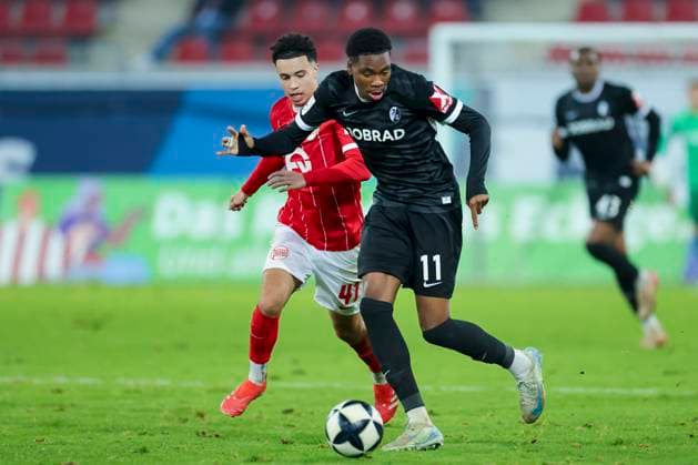 Mohamadaziz Abdelhadi (Kickers Offenbach) und David Amegnaglo (SC Freiburg II) kaempfen um den Ball, Regionalliga Suedwest, Kickers Offenbach v SC Freiburg II, Stadion am Bieberer Berg am 07. November 2025 in Offenbach, Deutschland. (Foto von Marco Steinbrenner DeFodi Images) Mohamadaziz Abdelhadi (Kickers Offenbach) und David Amegnaglo (SC Freiburg II) battle for the ball, Regionalliga Suedwest, Kickers Offenbach v SC Freiburg II, Stadion am Bieberer Berg, November 7, 2025 in Offenbach, Germany. (Photo by Marco Steinbrenner DeFodi Images) DFB DFL REGULATIONS PROHIBIT ANY USE OF PHOTOGRAPHS AS IMAGE SEQUENCES AND OR QUASI-VIDEO. Mohamadaziz Abdelhadi Kickers Offenbach and David Amegnaglo SC Freiburg II battle for the ball, Regionalliga Suedwest, Kickers Offenbach v SC Freiburg II, Stadion am Bieberer Berg, November 07, 2025 in Offenbach, Germany Photo by Marco Steinbrenner DeFodi Images Mohamadaziz Abdelhadi Kickers Offenbach and David Amegnaglo SC Freiburg II battle for the ball, Regionalliga Suedwest, Kickers Offenbach v SC Freiburg II, Stadion am Bieberer Berg, November 7, 2025 in Offenbach, Germany Photo by Marco Steinbrenner DeFodi Images DFB DFL REGULATIONS PROHIBIT ANY USE OF PHOTOGRAPHS AS IMAGE SEQUENCES AND OR QUASI VIDEO