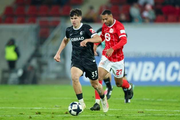 Karl Steinmann (SC Freiburg II) und Jayson Breitenbach (Kickers Offenbach) kaempfen um den Ball, Regionalliga Suedwest, Kickers Offenbach v SC Freiburg II, Stadion am Bieberer Berg am 07. November 2025 in Offenbach, Deutschland. (Foto von Marco Steinbrenner DeFodi Images) Karl Steinmann (SC Freiburg II) und Jayson Breitenbach (Kickers Offenbach) battle for the ball, Regionalliga Suedwest, Kickers Offenbach v SC Freiburg II, Stadion am Bieberer Berg, November 7, 2025 in Offenbach, Germany. (Photo by Marco Steinbrenner DeFodi Images) DFB DFL REGULATIONS PROHIBIT ANY USE OF PHOTOGRAPHS AS IMAGE SEQUENCES AND OR QUASI-VIDEO. Karl Steinmann SC Freiburg II and Jayson Breitenbach Kickers Offenbach battle for the ball, Regionalliga Suedwest, Kickers Offenbach v SC Freiburg II, Stadion am Bieberer Berg, November 7, 2025 in Offenbach, Germany Photo by Marco Steinbrenner DeFodi Images Karl Steinmann SC Freiburg II and Jayson Breitenbach Kickers Offenbach battle for the ball, Regionalliga Suedwest, Kickers Offenbach v SC Freiburg II, Stadion am Bieberer Berg, November 7, 2025 in Offenbach, Germany Photo by Marco Steinbrenner DeFodi Images DFB DFL REGULATIONS PROHIBIT ANY USE OF PHOTOGRAPHS AS IMAGE SEQUENCES AND OR QUASI VIDEO