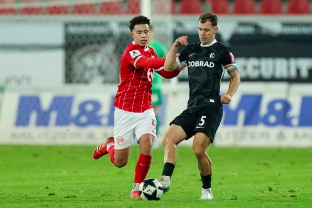 Mohamadaziz Abdelhadi (Kickers Offenbach) und Fabian Ruedlin (SC Freiburg II) kaempfen um den Ball, Regionalliga Suedwest, Kickers Offenbach v SC Freiburg II, Stadion am Bieberer Berg am 07. November 2025 in Offenbach, Deutschland. (Foto von Marco Steinbrenner DeFodi Images) Mohamadaziz Abdelhadi (Kickers Offenbach) und Fabian Ruedlin (SC Freiburg II) battle for the ball, Regionalliga Suedwest, Kickers Offenbach v SC Freiburg II, Stadion am Bieberer Berg, November 7, 2025 in Offenbach, Germany. (Photo by Marco Steinbrenner DeFodi Images) DFB DFL REGULATIONS PROHIBIT ANY USE OF PHOTOGRAPHS AS IMAGE SEQUENCES AND OR QUASI-VIDEO. Mohamadaziz Abdelhadi Kickers Offenbach and Fabian Ruedlin SC Freiburg II battle for the ball, Regionalliga Suedwest, Kickers Offenbach v SC Freiburg II, Stadion am Bieberer Berg, November 07, 2025 in Offenbach, Germany Photo by Marco Steinbrenner DeFodi Images Mohamadaziz Abdelhadi Kickers Offenbach and Fabian Ruedlin SC Freiburg II battle for the ball, Regionalliga Suedwest, Kickers Offenbach v SC Freiburg II, Stadion am Bieberer Berg, November 7, 2025 in Offenbach, Germany Photo by Marco Steinbrenner DeFodi Images DFB DFL REGULATIONS PROHIBIT ANY USE OF PHOTOGRAPHS AS IMAGE SEQUENCES AND OR QUASI VIDEO