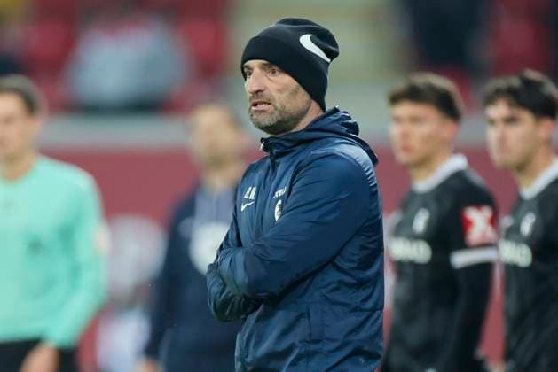 Trainer Bernhard Weis (SC Freiburg II) schaut, Regionalliga Suedwest, Kickers Offenbach v SC Freiburg II, Stadion am Bieberer Berg am 07. November 2025 in Offenbach, Deutschland. (Foto von Marco Steinbrenner DeFodi Images) Trainer Bernhard Weis (SC Freiburg II) looks on, Regionalliga Suedwest, Kickers Offenbach v SC Freiburg II, Stadion am Bieberer Berg, November 7, 2025 in Offenbach, Germany. (Photo by Marco Steinbrenner DeFodi Images) DFB DFL REGULATIONS PROHIBIT ANY USE OF PHOTOGRAPHS AS IMAGE SEQUENCES AND OR QUASI-VIDEO. Coach Bernhard Weis SC Freiburg II looks on, Regionalliga Suedwest, Kickers Offenbach v SC Freiburg II, Stadion am Bieberer Berg on November 07, 2025 in Offenbach, Germany Photo by Marco Steinbrenner DeFodi Images Coach Bernhard Weis SC Freiburg II looks on, Regionalliga Suedwest, Kickers Offenbach v SC Freiburg II, Stadion am Bieberer Berg, November 7, 2025 in Offenbach, Germany Photo by Marco Steinbrenner DeFodi Images DFB DFL REGULATIONS PROHIBIT ANY USE OF PHOTOGRAPHS AS IMAGE SEQUENCES AND OR QUASI VIDEO