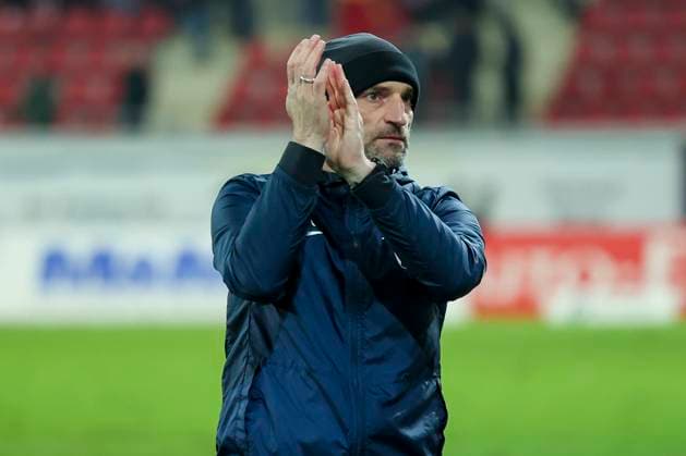 Trainer Bernhard Weis (SC Freiburg II) jubelt, Regionalliga Suedwest, Kickers Offenbach v SC Freiburg II, Stadion am Bieberer Berg am 07. November 2025 in Offenbach, Deutschland. (Foto von Marco Steinbrenner DeFodi Images) Trainer Bernhard Weis (SC Freiburg II) cheers, Regionalliga Suedwest, Kickers Offenbach v SC Freiburg II, Stadion am Bieberer Berg, November 7, 2025 in Offenbach, Germany. (Photo by Marco Steinbrenner DeFodi Images) DFB DFL REGULATIONS PROHIBIT ANY USE OF PHOTOGRAPHS AS IMAGE SEQUENCES AND OR QUASI-VIDEO. Coach Bernhard Weis SC Freiburg II cheers, Regionalliga Suedwest, Kickers Offenbach v SC Freiburg II, Stadion am Bieberer Berg on November 07, 2025 in Offenbach, Germany Photo by Marco Steinbrenner DeFodi Images Coach Bernhard Weis SC Freiburg II cheers, Regionalliga Suedwest, Kickers Offenbach v SC Freiburg II, Stadion am Bieberer Berg, November 7, 2025 in Offenbach, Germany Photo by Marco Steinbrenner DeFodi Images DFB DFL REGULATIONS PROHIBIT ANY USE OF PHOTOGRAPHS AS IMAGE SEQUENCES AND OR QUASI VIDEO
