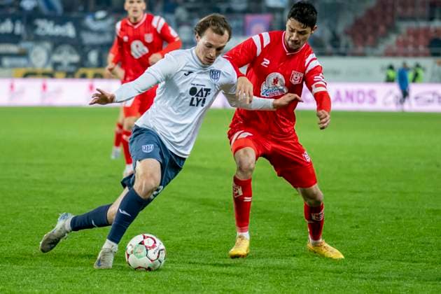 Regionalliga Nordost Season 25 26 Hallescher FC vs SV Babelsberg 03 Halle, Germany 07 Novermber 2025 In the picture from left Jeremy Postelt Babelsberg and Niklas Landgraf Halle Halle Saale Leuna Chemie Stadion Sachsen Anhalt Germany