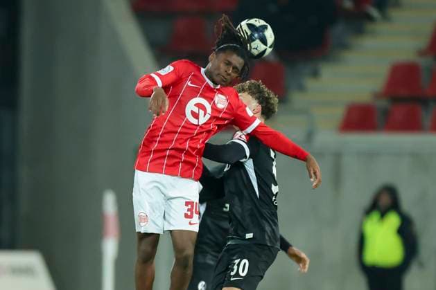 Chernoh Bah (Kickers Offenbach) und Rouven Tarnutzer (SC Freiburg II) kaempfen um den Ball, Regionalliga Suedwest, Kickers Offenbach v SC Freiburg II, Stadion am Bieberer Berg am 07. November 2025 in Offenbach, Deutschland. (Foto von Marco Steinbrenner DeFodi Images) Chernoh Bah (Kickers Offenbach) und Rouven Tarnutzer (SC Freiburg II) battle for the ball, Regionalliga Suedwest, Kickers Offenbach v SC Freiburg II, Stadion am Bieberer Berg, November 7, 2025 in Offenbach, Germany. (Photo by Marco Steinbrenner DeFodi Images) DFB DFL REGULATIONS PROHIBIT ANY USE OF PHOTOGRAPHS AS IMAGE SEQUENCES AND OR QUASI-VIDEO. Chernoh Bah Kickers Offenbach and Rouven Tarnutzer SC Freiburg II battle for the ball, Regionalliga Suedwest, Kickers Offenbach v SC Freiburg II, Stadion am Bieberer Berg, November 7, 2025 in Offenbach, Germany Photo by Marco Steinbrenner DeFodi Images Chernoh Bah Kickers Offenbach and Rouven Tarnutzer SC Freiburg II battle for the ball, Regionalliga Suedwest, Kickers Offenbach v SC Freiburg II, Stadion am Bieberer Berg, November 7, 2025 in Offenbach, Germany Photo by Marco Steinbrenner DeFodi Images DFB DFL REGULATIONS PROHIBIT ANY USE OF PHOTOGRAPHS AS IMAGE SEQUENCES AND OR QUASI VIDEO