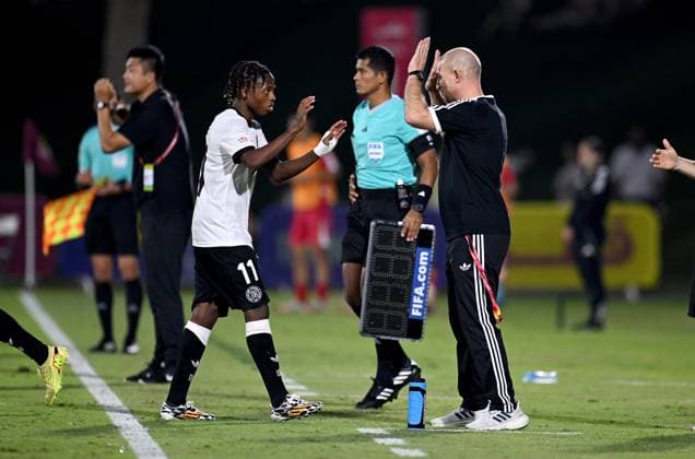 Football, Junior U 17 World Cup 2025 in Doha Qatar Preliminary round 07 11 2025 Group G Germany Korea DPR Substitution Wisdom Mike left, Germany by coach Marc Patrick Meister right, Germany