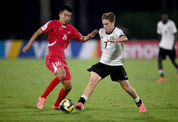 Football, Junior U 17 World Cup 2025 in Doha Qatar Preliminary Round 07 11 2025 Group G Germany Korea DPR Jin Song So left, Korea DPR against Benjamin Ley right, Germany