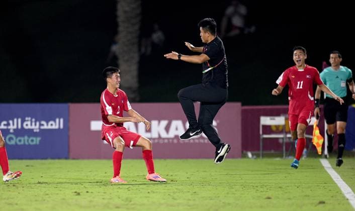 Football, Junior U 17 World Cup 2025 in Doha Qatar Preliminary round 07 11 2025 Group G Germany Korea DPR Korea DPR Cheering after the goal to equalize the score at 1 1, from left , Il Bok Han with coach Chol Min M RIM , Kang Rim Ri