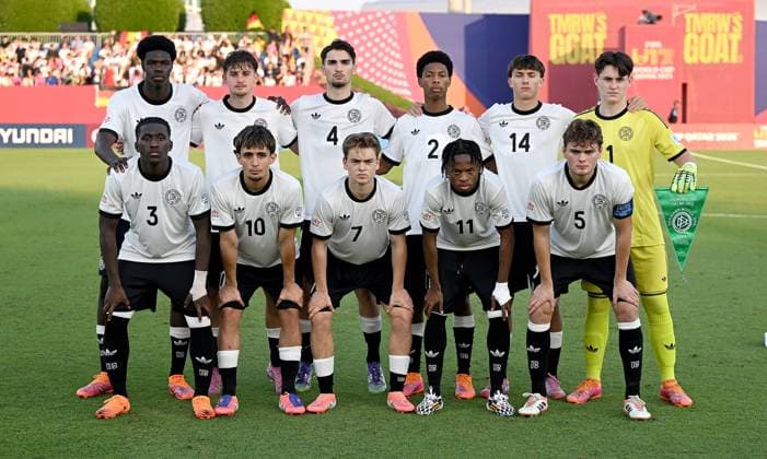 Football, Junior U 17 World Cup 2025 in Doha Qatar preliminary round 07 11 2025 Group G Germany Korea DPR Team photo Germany, from left, Mussa Kaba , Alexander Staff , Elias Vali Fard, Nebe Sirak Domnic, Toni Langsteiner, goalkeeper Marcello Trippel , from left, below, Osman Mohamed Turay, Eba Bekir Is, Benjamin Ley , Wisdom Mike, Ben Hawighorst
