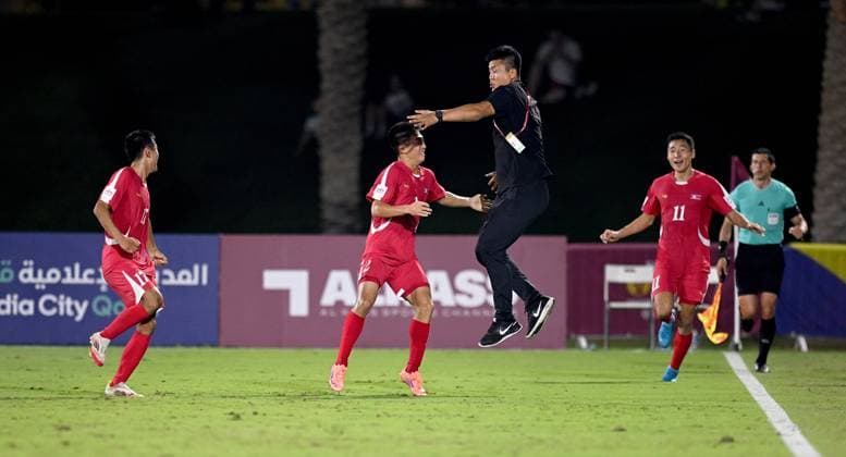 Football, Junior U 17 World Cup 2025 in Doha Qatar Preliminary round 07 11 2025 Group G Germany Korea DPR Korea DPR Cheering after the goal to equalize the score at 1 1, from left , Il Bok Han with coach Chol Min M RIM , Kang Rim Ri