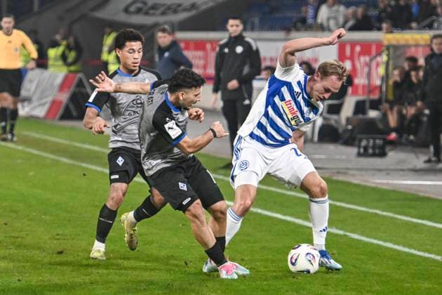 from left fighting for the ball Djayson Mendes Mannheim 35 Arianit Ferati Mannheim 10 Florian Krüger Krueger Duisburg 26 07 11 2025 Soccer MSV Duisburg vs SV Waldhof Mannheim, Schauinsland Reisen Arena, Duisburg, DFB DFL REGULATIONS PROHIBIT ANY USE OF PHOTOGRAPHS AS IMAGE SEQUENCES AND OR QUASI VIDEO Copyright: xpepphotox xHorstxMauelshagenx pep00321, pep_20251107_hm_191547